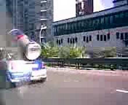 una mini red-bull per strada