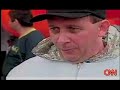 Visto en http://www.raruneces.es
_____________________________________


Brasil, hace un par de días.

El reverendo Adelir Antonio de Carli, de 41 años, despegaba de la ciudad de Paranagua en un peculiar vehículo: un asiento sostenido por 1000 globos de helio. Su misión, establecer un récord de 20 horas de viaje. Con ello se proponía recaudar fondos para fundar un área de descanso para camioneros.

Equipado con un GPS y un teléfono via satélite para facilitar su localización, comenzó su viaje en dirección a la ciudad de Dourados. Pero, ocho horas más tarde, el viento lo arrastraba fuera de su ruta y le hacían perder contacto con tierra. Lo último que se sabe de él es que había perdido altura y se dirigía hacia el océano. Aún se desconoce su paradero, pero las autoridades llevan un par de días buscándole, y 