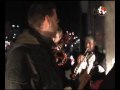 rantanplan - staub
balconytv.de 08/02/2008
pr�sentiert von lars kaufmann
mit all den urgesteinen, die balkonien bisher einen besuch abgestattet haben, k�nnten wir schon eine handfeste wall of fame mauern, bei der die heutigen g�ste sicher einen attraktiven zierplatz einnehmen w�rden. denn: rantanplan haben uns einen besuch abgestattet und mit einer instrumentierung, die sich gewaschen hat, unser open-air-studio gesprengt. da wir ja ohnehin fans von beinahe-big-bands sind, haben die f�nf mit ihrer mischung aus trompete, posaune, bass, gitarre und deathmetallf�higem impro-drumset schon eine kulisse gebastelt, die zum zungeschnalzen motivieret. dass die hamburger musikgr��en aber damit auch noch einen song anstimmen, den ihnen funny van dannen auf die klangvollen instrumente geschrieben hat, macht uns begeisterungspurzelb�ume schlagen. bevor ich jetzt aber wieder vollends in den singsang des abends verfalle (?ich will funny auf dem balkon sehen, macht mal!
