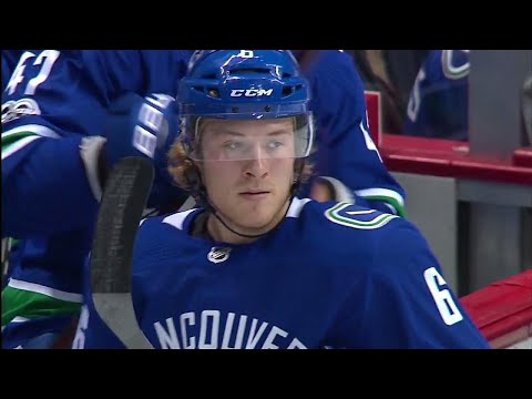 Video: Late goal by Canucks' Boeser stands after Flyers challenge