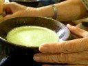 我愛抹茶。九月全家到京都一遊，冰淇淋、冰茶，通通吃到了。非常清爽，非常解渴。我家四姨最擅長熱泡抹茶，那是她當年留學日本所學的茶道，我�