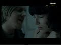 kyo - sarah videoclip

~
sarah, elle est belle mais seulement quand elle pleure
quand elle voit sa m�re au fond d'son verre
et ce, quelque soit l'heure
j'ai vu tellement de feux �teints dans les yeux de sarah
et la peur des lendemains, bien cach�e dans sa voix
alors pourquoi moi ?

on peut la voir sourire parfois depuis que son p�re dort
il �tait bien trop triste et bien trop fort mais depuis qu'il est mort
sarah sait qu'il existe sous les cerisiers blancs
l'espoir d'un r�ve �go�ste de vivre seulement

alors pourquoi moi ?
alors pourquoi moi ?

j'ai eu la vie facile mais je n'servais � rien
puis j'ai partag� sa peine, aujourd'hui je suis quelqu'un
sarah, reine des femmes, devant elle je m'incline
car je peux voir ce matin un ange dans ma cuisine

sarah, elle est belle mais seulement quand elle est nue
le corps tendu par ses grands airs, mes doigts coll�s � sa nuque
sarah, reine des femmes, devant elle je m'incline
car je peux voir ce matin un ange...
un ange