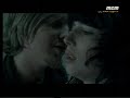 kyo - sarah videoclip

~
sarah, elle est belle mais seulement quand elle pleure
quand elle voit sa m�re au fond d'son verre
et ce, quelque soit l'heure
j'ai vu tellement de feux �teints dans les yeux de sarah
et la peur des lendemains, bien cach�e dans sa voix
alors pourquoi moi ?

on peut la voir sourire parfois depuis que son p�re dort
il �tait bien trop triste et bien trop fort mais depuis qu'il est mort
sarah sait qu'il existe sous les cerisiers blancs
l'espoir d'un r�ve �go�ste de vivre seulement

alors pourquoi moi ?
alors pourquoi moi ?

j'ai eu la vie facile mais je n'servais � rien
puis j'ai partag� sa peine, aujourd'hui je suis quelqu'un
sarah, reine des femmes, devant elle je m'incline
car je peux voir ce matin un ange dans ma cuisine

sarah, elle est belle mais seulement quand elle est nue
le corps tendu par ses grands airs, mes doigts coll�s � sa nuque
sarah, reine des femmes, devant elle je m'incline
car je peux voir ce matin un ange...
un ange