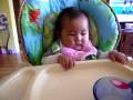 videos de Kira's first solid food