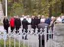 2006-11-06 Tyskland 29 K�ren sjunger vid stenen.