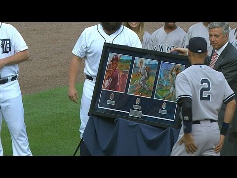 Video: NYY@DET: Tigers present Jeter with gifts before game