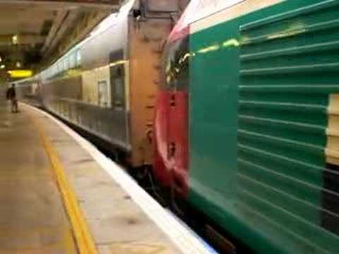 不停站列車(MLR) + KTT 直通車+ 往羅湖列車(MLR) + 往尖東列車(SP-1900) @ 港鐵大學站