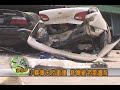 彰化今天中午發生一起離奇車禍，一輛自用車在經過彰化市中山路南興國小附近，突然失去控制撞進一旁的修理車廠，連在裡面修理車的老闆也是很倒楣，因為這樣被受傷送病院，這場車禍總共造成了兩人受傷，六台車受到損害。