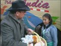 pachachaca cuando era ni�o ayudaba a su t�a a vender pan,pero solo pod�a regresar a casa cuando hubiera vendido todos los panes.
37 a�os despues regresa al pueblo y ve a un ni�o con una canasta vendiendo pan. vuelven los recuerdos,compra todo el contenido de la canasta y empieza a obsequiar pan a los transeuntes de la plaza donde hab�a un bus a punto de partir.

