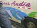 pachachaca cuando era ni�o ayudaba a su t�a a vender pan,pero solo pod�a regresar a casa cuando hubiera vendido todos los panes.
37 a�os despues regresa al pueblo y ve a un ni�o con una canasta vendiendo pan. vuelven los recuerdos,compra todo el contenido de la canasta y empieza a obsequiar pan a los transeuntes de la plaza donde hab�a un bus a punto de partir.

