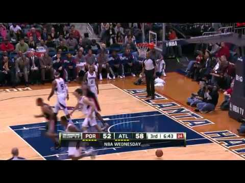 LaMarcus Aldridge up and under on Josh Smith