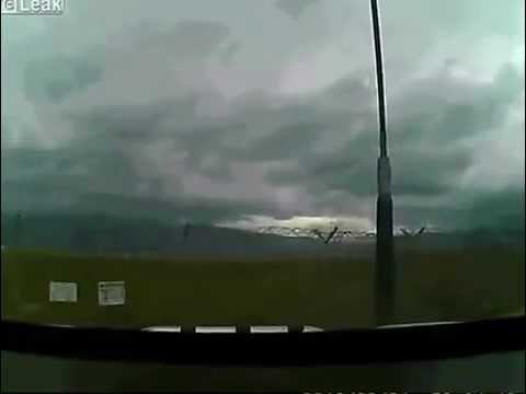 1、2を争う衝撃映像。航空機が墜落/大惨事に・・・。重大事故、発生!!