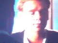 david caruso s'ing�nie � n'offrir que deux mimiques dans un jeu d'acteur inexpressif. et pourtant, bonne m�re, �a fonctionne. qui plus est, le gaillard est bellement entour� (mazette)... et je lui tire mon chapeau. la s�rie tend � se nullissimiser, mais on trouve un malsain plaisir � se gorger d'une ic�nerie en carton pl�tre. bravo l'artiste !
