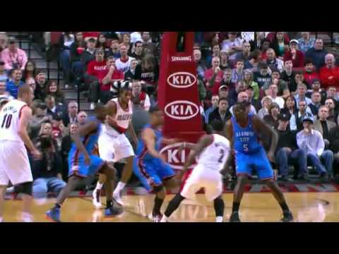 LaMarcus Aldridge dunks on the Thunder