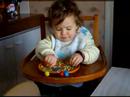 B�b� mange seule, avec la cuill�re!