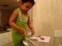 July cortando e cantando