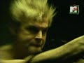 Musikvideo2001Gib mir was zu trinken, ich habe Durst.Ich kam den ganzen Weg allein und bin zu Fuß.Jeden einzelnen Schritt, Meter für Meter,von irgendwo da draussen, ganz weit weg von hier. Ich bin durch das Meer geschwommen, hab von Wasser und Salz gelebt,nur um hierher zu kommen und dich endlich zu sehen.Ich war in jeder Wüste, die man sich denken kann.War fast dran aufzugeben, ständig weiterzuziehen. Ich hab mich oft verlaufen, war viel zu lange blind.Überall und nirgendwo suchte ich nach dir. Und ich lief jahrelang nur durch Regen.Oder ob es Tränen waren? Ich weiss es heut nicht mehr. Doch wenn nur die Liebe zählt, wenn nur die Liebe zählt,werd ich denselben Weg noch einmal für dich gehn.Wenn nur die Liebe zählt, wenn nur die Liebe zählt,dann ist mir kein Preis zu hoch um dich zu sehen. Siehst du die Tasche, die ich mit mir trage?Da ist meine Geschichte und mein ganzes Leben drin. Du kannst sie mir wegnehmen und sie verbrennen.Sie ist voller Erinnerungen, die ich nicht mehr haben will.Für mich ist gestern wertlos und morgen ganz egal,solange du mir versprichst, dass du mich halten kannst. Wenn nur die Liebe zählt, wenn nur die Liebe zählt,werd ich denselben Weg noch einmal für dich gehen.Wenn nur die Liebe zählt, wenn nur die Liebe zählt,will ich dir folgen bis ans Ende dieser Welt. Ich möchte gern glauben, was in der Bibel stehtund was man uns in jeder Fernsehshow einreden will:Dass es am Ende nicht darauf ankommt,ob man der Sieger oder der Verlierer ist. Weil nur die Liebe zählt, weil nur die Liebe zählt,ich würd denselben Weg noch einmal für dich gehen.Wenn nur die Liebe zählt, wenn nur die Liebe zählt,will ich dir folgen bis ans Ende der Welt. Mir ist kein Preis zu hoch um dich zu sehen.