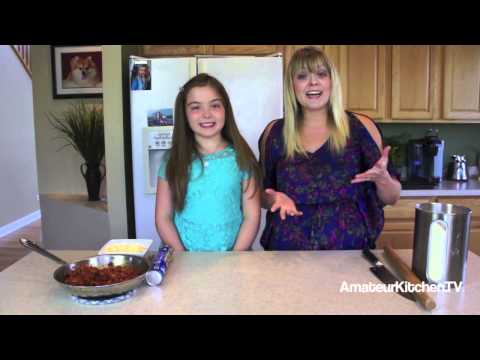 pizza pockets - Follow us & Like us @ http://www.amateurkitchen.tv http://www.facebook.com/amateurkitchen http://www.twitter.com/amateurkitchen1 PIZZA POCKETS Pizza pockets ...