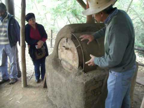 horno de barro - El vídeo muestra un horno de barro que es muy eficiente y barato construir. El horno también ayuda a eliminar los problemas involucrados con las maneras trad...