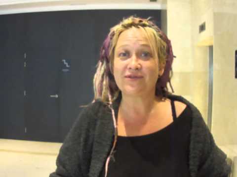 Play Jennifer Lynch saluda a Abandomoviez