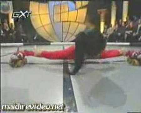 Guinnes World Record - Passaggio con pattini sotto una sbarra di 15 cm