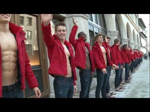FITCH - Über 50 männliche Models posieren am Freitag mit ihren Waschbrett-Bäuchen vor einem neuen Flagship-Store des US-Konzerns Abercrombie & Fitch. Ihr Outfit: Fli...