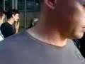 lundi 4juin 2007 
plainte des usagers du train evian ? gen�ve envers le contr�leur .r�ponse souhait�e par courrier � la gare d'evian et disponible � la lecture pour les usagers. 
service clients de la s**f 
ce matin la ligne reliant evian-les-bains � gen�ve eaux vives a connu un �v�nement digne des plus grands films m�lant drame, violence, ridicule et path�tique par la seule d�cision d'un contr�leur qui a r�ussi l'exploit sans pr�c�dent de retarder le d�part d'un train de plus d'une heure pour un billet d�tenu par un passager qui ne correspondait pas � la zone de circulation pour laquelle il avait �t� valid�. ce d�sagr�ment n'est malheureusement qu'une infime portion de l'absurdit� qui s'en est suivi! 
en effet, non content de ne pas faire partir le train, car le jeune en possession du billet n'avait pas de monnaie, cet agent z�l� a d�cid� d'appeler la police pour faire constater l'infraction. bien que plusieurs usagers aient souhait� avancer l'argent au jeune homme, notre contr�leur ne d�nia pas changer d'avis, malgr� la grogne montante des usagers ! afin d'�viter plus de d�sagr�ment � tous, le jeune homme alla acheter de son plein gr�, un billet plein tarif qu'il pr�senta au contr�leur. toutefois, celui-ci d�cida de rester sur sa position qui apparut plus que ridicule � tous! 
de longues minutes plus tard (35 � 40 min.), la police arriva et constata les faits. le train pouvait alors partir, mais c'�tait sans compter sur notre contr�leur qui refusa le nouveau billet du jeune homme pr�textant que celui-ci lui devait une amende de 5 euros 10, due � 1 'infraction. des usagers lui tendirent donc un billet de 10 euros pour que le train reparte, mais le contr�leur refusa l'argent, voulant avoir cette somme en mains propres de la part du jeune homme. c'est alors que le ton monta entre le passager flou�, les usagers exc�d�s, le contr�leur z�l� et les policiers refusant le dialogue ! le r�sultat fmal sera donc des brutalit�s polici�res envers le jeune homme et contre un usager venu calmer le jeu et mal interpr�t� par des policiers d�pass�s. au final, 2 arrestations injustifi�es et un retard d'une heure pour les 180 usagers quotidiens du 7h13 par la faute d'un contr�leur inhumain et born� qui a sem� une pagaille sans �gale sur une des lignes les plus calmes de france 1 qu'aurait �t� le r�sultat dans une zone dite sensible ??? 
par cons�quent les usagers de la s**f, au travers de cette p�tition, demandent: 
o le retrait des plaintes port�es par ce contr�leur sur les 2 usagers qui ont �t� injustement arr�t�s. 
o des sanctions administratives de la part de la s**f envers le contr�leur 
o le retrait du contr�leur de la ligne pour des raisons �videntes de s�curit�, afin qu'� l'avenir aucune provocation ne soit possible entre les usagers et cet agent au comportement inacceptable.