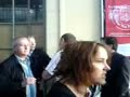 lundi 4juin 2007 
plainte des usagers du train evian ? gen�ve envers le contr�leur .r�ponse souhait�e par courrier � la gare d'evian et disponible � la lecture pour les usagers. 
service clients de la s**f 
ce matin la ligne reliant evian-les-bains � gen�ve eaux vives a connu un �v�nement digne des plus grands films m�lant drame, violence, ridicule et path�tique par la seule d�cision d'un contr�leur qui a r�ussi l'exploit sans pr�c�dent de retarder le d�part d'un train de plus d'une heure pour un billet d�tenu par un passager qui ne correspondait pas � la zone de circulation pour laquelle il avait �t� valid�. ce d�sagr�ment n'est malheureusement qu'une infime portion de l'absurdit� qui s'en est suivi! 
en effet, non content de ne pas faire partir le train, car le jeune en possession du billet n'avait pas de monnaie, cet agent z�l� a d�cid� d'appeler la police pour faire constater l'infraction. bien que plusieurs usagers aient souhait� avancer l'argent au jeune homme, notre contr�leur ne d�nia pas changer d'avis, malgr� la grogne montante des usagers ! afin d'�viter plus de d�sagr�ment � tous, le jeune homme alla acheter de son plein gr�, un billet plein tarif qu'il pr�senta au contr�leur. toutefois, celui-ci d�cida de rester sur sa position qui apparut plus que ridicule � tous! 
de longues minutes plus tard (35 � 40 min.), la police arriva et constata les faits. le train pouvait alors partir, mais c'�tait sans compter sur notre contr�leur qui refusa le nouveau billet du jeune homme pr�textant que celui-ci lui devait une amende de 5 euros 10, due � 1 'infraction. des usagers lui tendirent donc un billet de 10 euros pour que le train reparte, mais le contr�leur refusa l'argent, voulant avoir cette somme en mains propres de la part du jeune homme. c'est alors que le ton monta entre le passager flou�, les usagers exc�d�s, le contr�leur z�l� et les policiers refusant le dialogue ! le r�sultat fmal sera donc des brutalit�s polici�res envers le jeune homme et contre un usager venu calmer le jeu et mal interpr�t� par des policiers d�pass�s. au final, 2 arrestations injustifi�es et un retard d'une heure pour les 180 usagers quotidiens du 7h13 par la faute d'un contr�leur inhumain et born� qui a sem� une pagaille sans �gale sur une des lignes les plus calmes de france 1 qu'aurait �t� le r�sultat dans une zone dite sensible ??? 
par cons�quent les usagers de la s**f, au travers de cette p�tition, demandent: 
o le retrait des plaintes port�es par ce contr�leur sur les 2 usagers qui ont �t� injustement arr�t�s. 
o des sanctions administratives de la part de la s**f envers le contr�leur 
o le retrait du contr�leur de la ligne pour des raisons �videntes de s�curit�, afin qu'� l'avenir aucune provocation ne soit possible entre les usagers et cet agent au comportement inacceptable.
