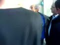 lundi 4juin 2007 
plainte des usagers du train evian ? gen�ve envers le contr�leur .r�ponse souhait�e par courrier � la gare d'evian et disponible � la lecture pour les usagers. 
service clients de la s**f 
ce matin la ligne reliant evian-les-bains � gen�ve eaux vives a connu un �v�nement digne des plus grands films m�lant drame, violence, ridicule et path�tique par la seule d�cision d'un contr�leur qui a r�ussi l'exploit sans pr�c�dent de retarder le d�part d'un train de plus d'une heure pour un billet d�tenu par un passager qui ne correspondait pas � la zone de circulation pour laquelle il avait �t� valid�. ce d�sagr�ment n'est malheureusement qu'une infime portion de l'absurdit� qui s'en est suivi! 
en effet, non content de ne pas faire partir le train, car le jeune en possession du billet n'avait pas de monnaie, cet agent z�l� a d�cid� d'appeler la police pour faire constater l'infraction. bien que plusieurs usagers aient souhait� avancer l'argent au jeune homme, notre contr�leur ne d�nia pas changer d'avis, malgr� la grogne montante des usagers ! afin d'�viter plus de d�sagr�ment � tous, le jeune homme alla acheter de son plein gr�, un billet plein tarif qu'il pr�senta au contr�leur. toutefois, celui-ci d�cida de rester sur sa position qui apparut plus que ridicule � tous! 
de longues minutes plus tard (35 � 40 min.), la police arriva et constata les faits. le train pouvait alors partir, mais c'�tait sans compter sur notre contr�leur qui refusa le nouveau billet du jeune homme pr�textant que celui-ci lui devait une amende de 5 euros 10, due � 1 'infraction. des usagers lui tendirent donc un billet de 10 euros pour que le train reparte, mais le contr�leur refusa l'argent, voulant avoir cette somme en mains propres de la part du jeune homme. c'est alors que le ton monta entre le passager flou�, les usagers exc�d�s, le contr�leur z�l� et les policiers refusant le dialogue ! le r�sultat fmal sera donc des brutalit�s polici�res envers le jeune homme et contre un usager venu calmer le jeu et mal interpr�t� par des policiers d�pass�s. au final, 2 arrestations injustifi�es et un retard d'une heure pour les 180 usagers quotidiens du 7h13 par la faute d'un contr�leur inhumain et born� qui a sem� une pagaille sans �gale sur une des lignes les plus calmes de france 1 qu'aurait �t� le r�sultat dans une zone dite sensible ??? 
par cons�quent les usagers de la s**f, au travers de cette p�tition, demandent: 
o le retrait des plaintes port�es par ce contr�leur sur les 2 usagers qui ont �t� injustement arr�t�s. 
o des sanctions administratives de la part de la s**f envers le contr�leur 
o le retrait du contr�leur de la ligne pour des raisons �videntes de s�curit�, afin qu'� l'avenir aucune provocation ne soit possible entre les usagers et cet agent au comportement inacceptable.