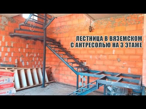 Лестница в Вяземском с антресолью на 3 этаже
