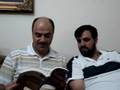 محمود اللدن وأخيه علي وأنس الصيفي يتصفحون قصة ابن حارة النقارات