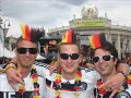 Poldi stimmt Humba an und gibt Schweini den Cowboyhut