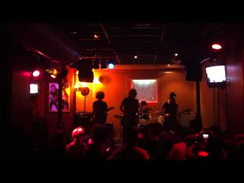 juniorslackers - Una cover de Skate or Die (Teenage Bottlerocket) interpretada por Red Light en la Red Shoe, Valencia, el 30 de Junio de 2012.