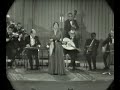 حيرت قلبي معاكحيرت قلبي معاك.. وأنا بداري واخبيقل لي أعمل إيه وياك.. ولا أعمل إيه ويا قلبيبدي اشكي لك من نار حبي.. بدي احكي لك ع اللي في قلبيوأقولك ع اللي سهرني.. وأقولك ع اللي بكانيوأصور لك ضنى روحي.. وعزة نفسي منعانييا قاسي بص في عيني.. وشوف إيه أنكتب فيهادي نظرة شوق وحنيه .. ودي دمعة بداريهاوده خيال بيين الأجفان.. فضل معاي الليل كلهسهرني بين فكر وأشجان.. وفات لي جوه العين ظلهوبين شوقي وحرماني.. وحيرتي ويا كتمانيبدي اشكي لك من نار حبيبدي احكي لك ع اللي في قلبيوأقول لك على اللي سهرني.. وأقول لك ع اللي بكانيوصور لك ضنى روحي ..وعزة نفسي منعانيياما ليالي أنا وخيالي ، أفضل أصبر روحي بكلمة يوم قلتها ليوبات أفكر .. في اللي جرى لك.... واللي جرى ليوأقول ماشافشي الحيرة.. على لما با سلمولاشافش يوم الشوق.. في عيني راح يتكلموارجع أسامحك تاني .. واحن لك والقانيبدي اشكي لك من نار حبيبدي احكي لك ع اللي في قلبيوأقول لك ع اللي سهرني.. وأقول لك ع اللي بكانيوأصور لك ضنى روحي.. وعزة نفسي ما نعانيخاصمتك بيني وبين روحي.. وصالحتك وخاصمتك تانيوأقول أ بعد يصعب علي روحي.. تطاوعني ليزيد حرمانيح أفضل أحبك من غير ما أقولك..إيه اللي حير أفكاريلحد قلبك ما يوم يدلك.. على هواي المداريولما يرحمني قلبك .. ويبان لعيني هواكوتني ع اللي انشغل بك.. وروحي تسمع نداكبدي اشكي لك من نار حبيبدي احكي لك ع اللي في قلبيوأقول ع اللي سهرني.. وأقول لك ع اللي بكانيوأقول يا قلبي ليه تخبي ..وليه يا نفس منعاني