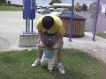 Guy dando pasitos