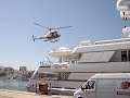 helicóptero aterrizando en un yate