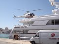 helicóptero aterrizando en un yate