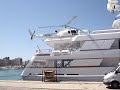 helicóptero aterrizando en un yate