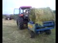 Massey Ferguson 4245 encintando rollos de silo