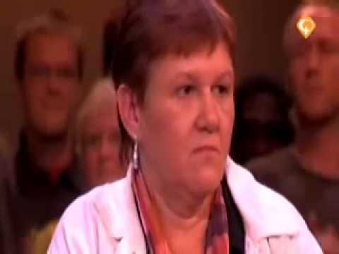 Rechter - Geweldige emotionele reactie van Mevrouw van de Broek. De situatie: Mevrouw van de Broek (bejaarde vrouw) loopt altijd door de tuin van Mevrouw van de Berg o...