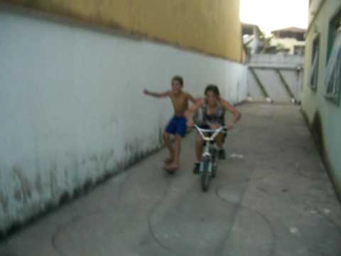 Tombo Engraçado de Skate e Bicicleta