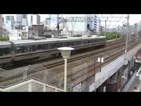 JR元町駅を発車するJR西日本207系