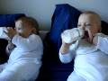 Mellizos desayunando - Twins eating breakfast