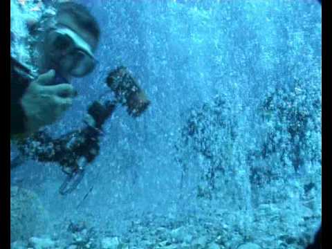 fumarole - 27 luglio 2009: Mimmo Macaluso effettua assieme ai ricercatori del Dipartimento di Scienze della Terra dell'Università di Bologna, una immersione nel cratere...