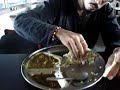 Repas dans une petite cantine Repas dans une petite cantine