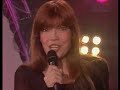 Katja Ebstein - Medley 2000

1. Wunder gibt es immer wieder (1970)
Viele Menschen fragen was ist schon daran
Warum kommt das Glück nicht zu mir
Fangen mit dem Leben viel zu wenig an
Dabei steht das Glück schon vor der Tür.

Wunder gibt es immer wieder
Heute oder morgen können sie geschehn,
Wunder gibt es immer wieder 
wenn sie dir begegnen, musst du sie auch sehn.

Wunder gibt es immer wieder
Heute oder morgen können sie geschehn,
Wunder gibt es immer wieder 
wenn sie dir begegnen, musst du sie auch sehn.

2. Wein nicht um mich Argentinien (1977)
(deutsche Version von 'Don't cry for me Argentina')
Kannst du mir glauben und mich verstehn,
wenn ich dir sag, was ich für dich fühl.
Auch nach allem, was war, was ich tat,
brauche ich dich und deine Liebe.

Du kanntest mich, als ich gar nichts besaß,
ich war auch im Luxus noch die,
die dich in keiner Sekunde vergaß .

So konnt's nicht weitergehn ein Leben lang,
immer arm, immer niemand zu sein,
aus dem Fenster zu starren, und im Schatten zu stehn.
Ich musste frei sein, alles was neu war,
hab ich dann probiert,
heut seh ich ein, und geb zu:
Mir hat daran nichts imponiert.

Wein nicht um mich, Argentinien,
so wild es auch war mein Leben,
treu bin ich immer nur dir geblieben
bis an das Ende, reich mir die Hände.

Und wenn es um Ruhm und Reichtum geht,
ich lud sie nicht ein in mein Haus.
Jeder glaubt, daß mein Herz an nichts anderem hing.
Nur Illusionen sind es, aber nie eine Antwort für mich,
auf die einzige Frage, die zählt:
Liebst du mich noch so sehr, wie ich dich?

Wein nicht um mich, Argentinien,
so wild es auch war mein Leben,
treu bin ich immer nur dir geblieben
bis an das Ende, reich mir die Hände.

Was zu sagen war, hab ich gesagt,
vielleicht war es zu viel sogar.
Wenn du mich einmal nur noch anschaust
weißt auch du, ein jedes Wort ist wahr.