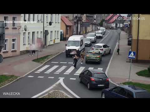 CHŁOPIEC ZADŁAWIŁ SIĘ LIZAKIEM. POLICJANT I KIEROWCA URATOWALI MU ŻYCIE