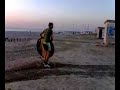 Bose Monta e Teccia montano la tenda in spiaggia