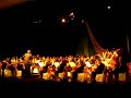 eso es la sinfonia numero 3 -tambien es popular sobre el nombre la eroica- (opus 55) de ludwig van beethoven. aqui el segundo movimiento: la marcia funebre, tocado por la orquesta sinfonica de la ciudad guayana con su director edgar pronio en ternium sidor al 28 de febrero de 2007. lamentablemente mi camera no tenia suficiente espacio de memoria para los ultimos compases; pero sin embargo vale la pena de escuchar el resto.

ludwig van beethovens dritte sinfonie (opus 55) - eroica -, gespielt vom sinfonieorchester der stadt guayana unter der leitung von edgar pronio, am 28. februar 2007 bei sidor. dieses ist der zweite von vier saetzen, der marcia funebre. leider hatte meine kamera nicht genuegend speicherplatz, um den schluss aufzunehmen. trotzdem lohnt es sich reinzuhoeren :d.

ludwig van beethoven's third symphony, the eroica, played by the symphony orchestra of ciudad guayana. this is the second of four movements, the marcia funebre. unfortunately i couldn't record the end, because my camera's memory was full, but it is still worthwile watching the execution of the rest.
musical direction: edgar pronio 
location: sidor, puerto ordaz.

c'est la troisi�me symphonie de ludwig van beethoven. jou� par l'orchestre de symphonie de ciudad guayana. c'est le deuxi�me de quatre mouvements -  l'all�gro. je n'ai tenu memoire pour le fin, mais s'il te plait vois le video, parce que no est trop. 
chef d'orchestre: edgar pronio 
endroit: sidor, puerto ordaz.