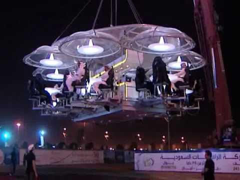 مطعم معلق في سماء السعودية